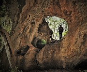 39 Dall'interno della grotta sono fotografato all'apertura